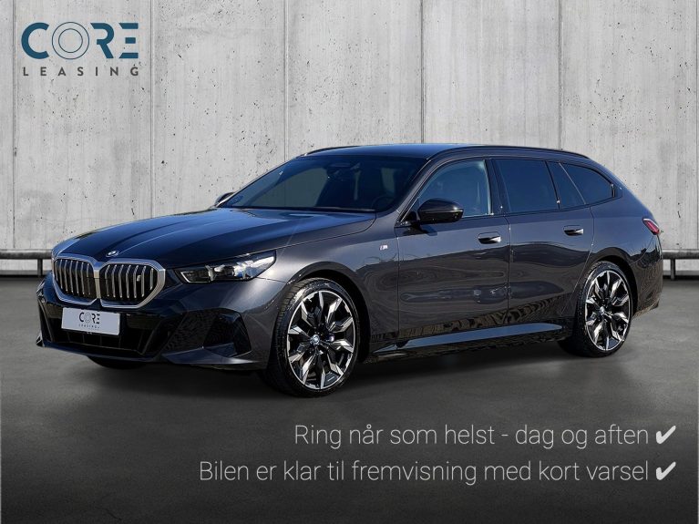 Mørkgrå BMW i5 eDrive40 Touring M-Sport fra 2024 parkeret foran en betonmur. CORE Leasing A/S er eksperter i BMW leasing.