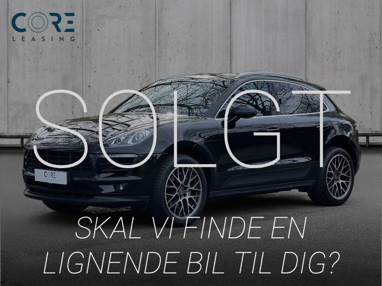 Sortmetal Porsche Macan S PDK fra 2019 parkeret foran en betonmur. CORE Leasing A/S er eksperter i Porsche leasing.