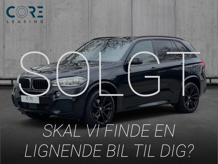 Sortmetal BMW X5 xDrive30d aut. fra 2015 parkeret foran en betonmur. CORE Leasing A/S er eksperter i BMW leasing.
