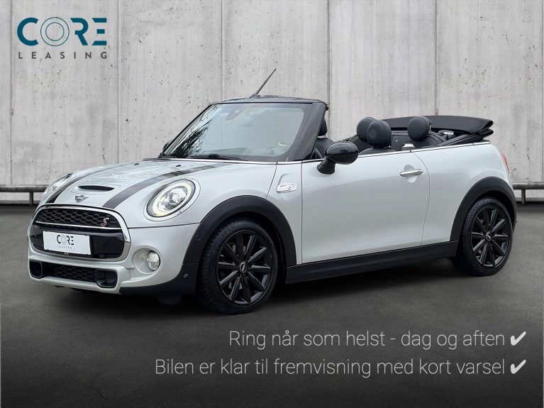 Sølvmetal MINI Cooper S Cabriolet aut. fra 2018 parkeret foran en betonmur. CORE Leasing A/S er eksperter i MINI leasing.