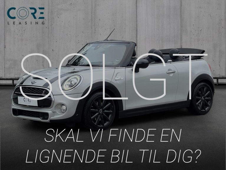 Sølvmetal MINI Cooper S Cabriolet aut. fra 2018 parkeret foran en betonmur. CORE Leasing A/S er eksperter i MINI leasing.