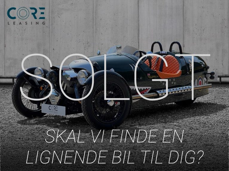 Grønmetal Morgan 3 Wheeler  fra 2014 parkeret foran en betonmur. CORE Leasing A/S er eksperter i Morgan leasing.