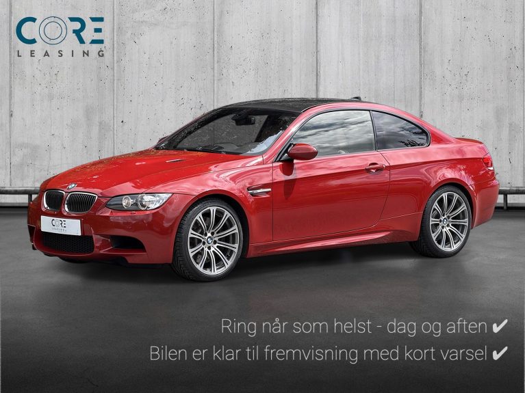 Rødmetal BMW M3 Coupé fra 2008 parkeret foran en betonmur. CORE Leasing A/S er eksperter i BMW leasing.