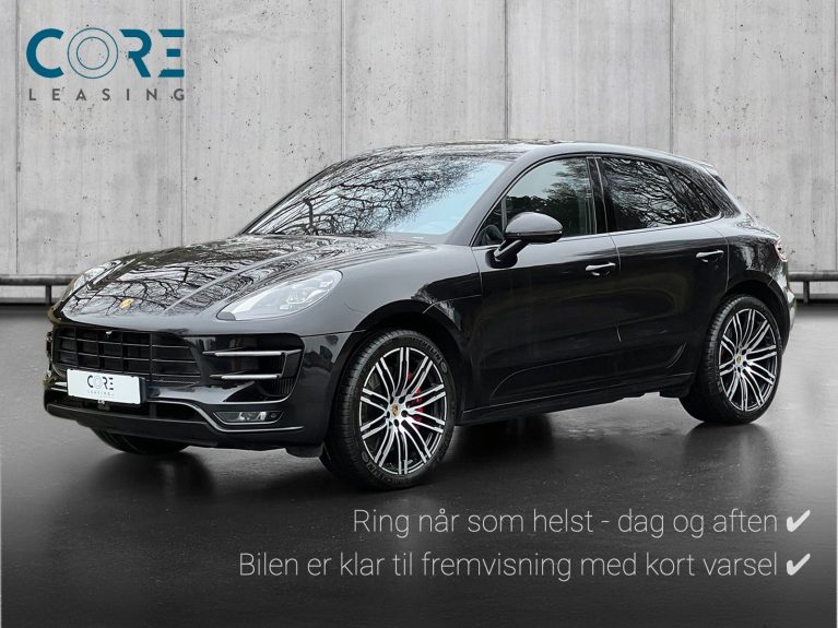 Sortmetal Porsche Macan Turbo Performance PDK fra 2017 parkeret foran en betonmur. CORE Leasing A/S er eksperter i Porsche leasing.
