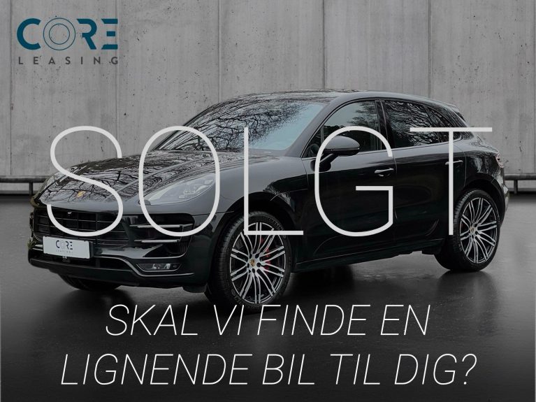Sortmetal Porsche Macan Turbo Performance PDK fra 2017 parkeret foran en betonmur. CORE Leasing A/S er eksperter i Porsche leasing.