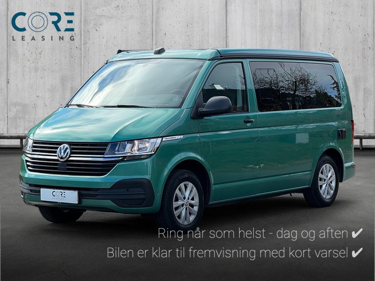 Grønmetal VW California TDi 150 Coast DSG 4Motion fra 2020 parkeret foran en betonmur. CORE Leasing A/S er eksperter i VW leasing.