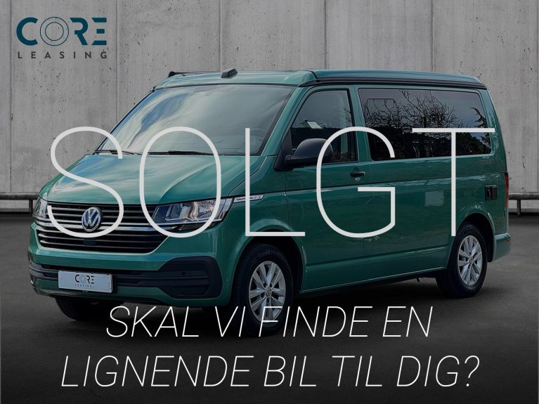 Grønmetal VW California TDi 150 Coast DSG fra 2020 parkeret foran en betonmur. CORE Leasing A/S er eksperter i VW leasing.