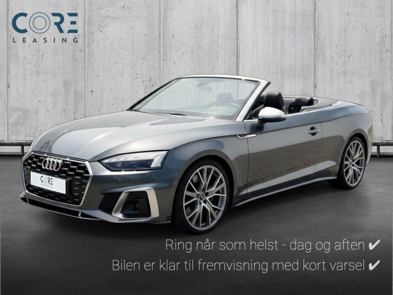 Blåmetal Audi S5 TFSi Cabriolet quattro Tiptr. fra 2023 parkeret foran en betonmur. CORE Leasing A/S er eksperter i Audi leasing.