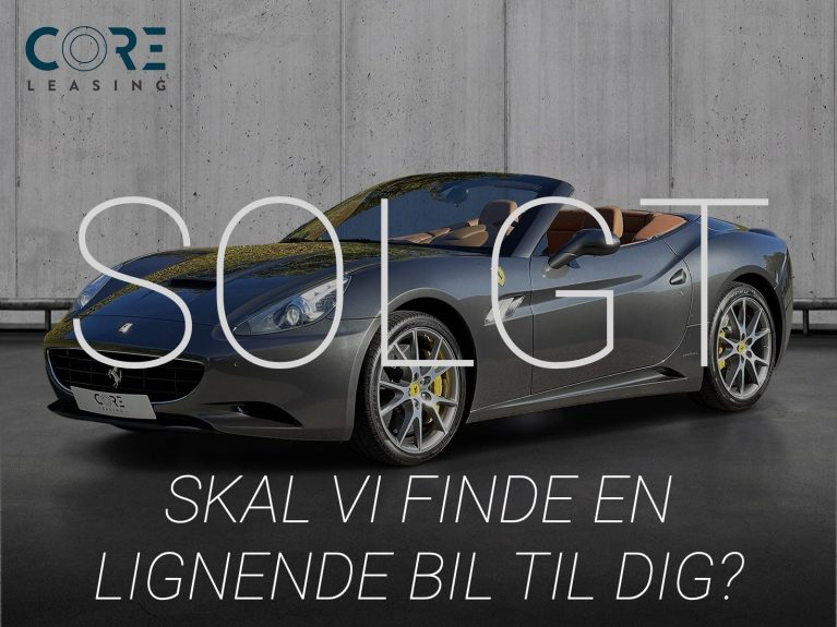 Gråmetal Ferrari California 30 F1 fra 2012 parkeret foran en betonmur. CORE Leasing A/S er eksperter i Ferrari leasing.