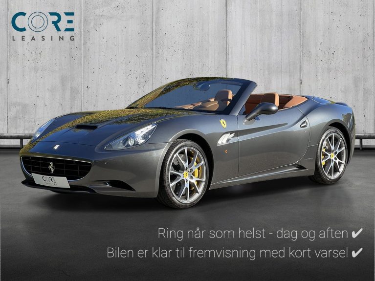 Gråmetal Ferrari California 30 F1 fra 2012 parkeret foran en betonmur. CORE Leasing A/S er eksperter i Ferrari leasing.