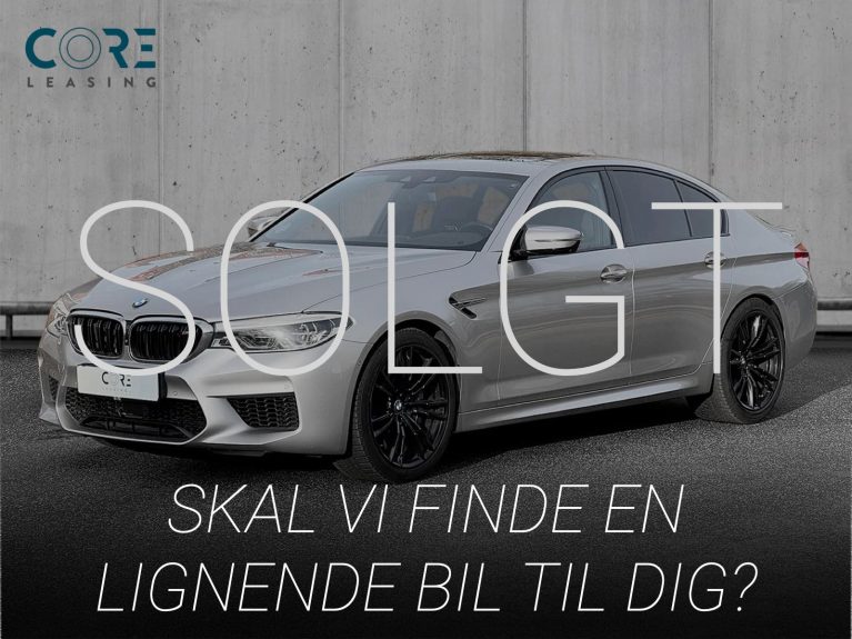 Sølvmetal BMW M5 xDrive aut. fra 2018 parkeret foran en betonmur. CORE Leasing A/S er eksperter i BMW leasing.