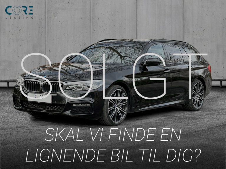 Sortmetal BMW 540d Touring M-Sport xDrive aut. fra 2018 parkeret foran en betonmur. CORE Leasing A/S er eksperter i BMW leasing.