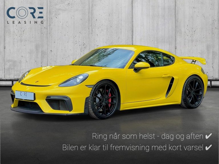 Gul Porsche 718 Cayman GT4 PDK fra 2022 parkeret foran en betonmur. CORE Leasing A/S er eksperter i Porsche leasing.