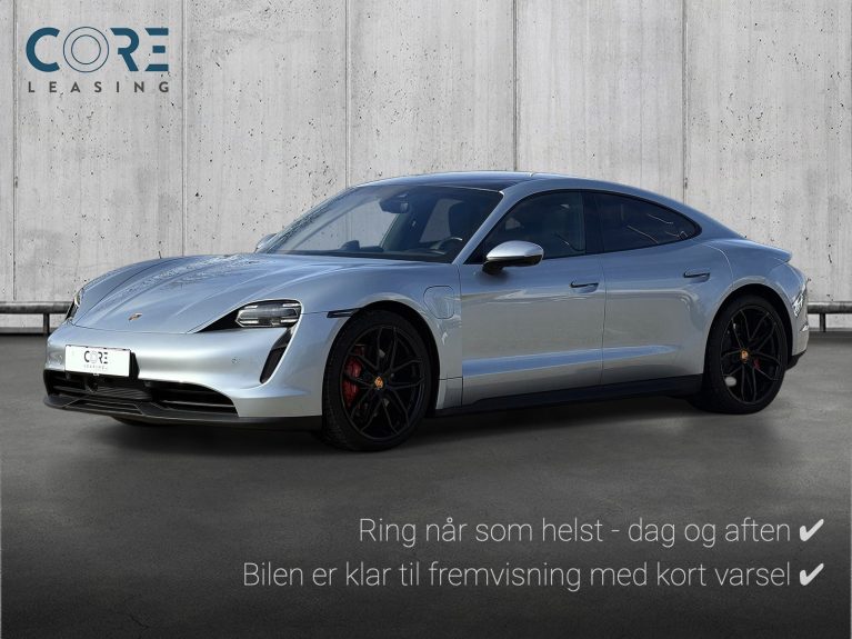 Sølvmetal Porsche Taycan 4S Performance+ fra 2021 parkeret foran en betonmur. CORE Leasing A/S er eksperter i Porsche leasing.