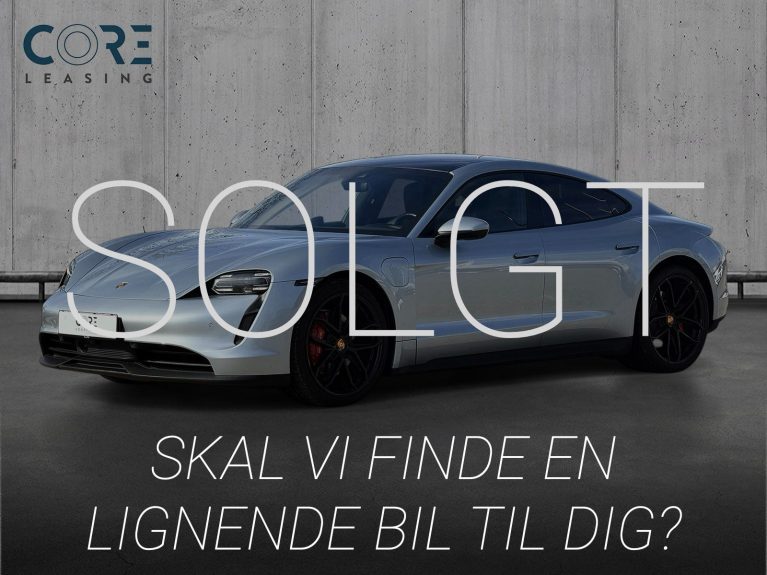 Sølvmetal Porsche Taycan 4S Performance+ fra 2021 parkeret foran en betonmur. CORE Leasing A/S er eksperter i Porsche leasing.