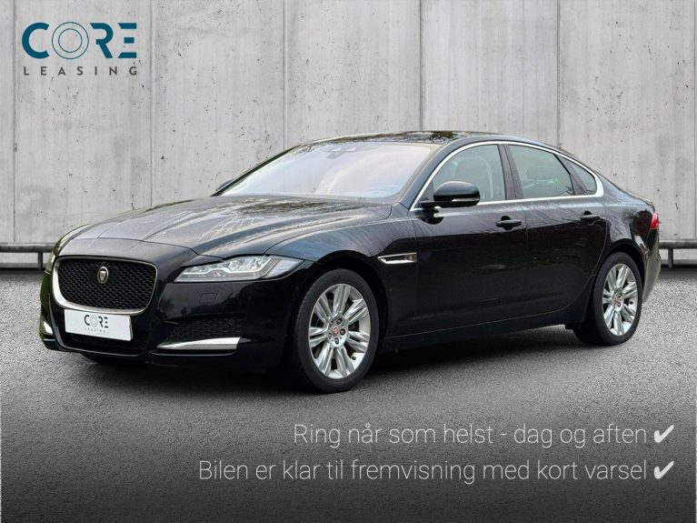 Sortmetal Jaguar XF P250 Portfolio aut. AWD fra 2017 parkeret foran en betonmur. CORE Leasing A/S er eksperter i Jaguar leasing.