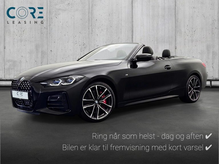 Sortmetal BMW M440i Cabriolet Connected xDrive aut. fra 2022 parkeret foran en betonmur. CORE Leasing A/S er eksperter i BMW leasing.