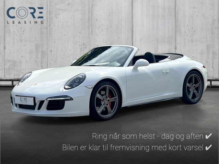 Hvidmetal Porsche 911 Carrera 4S Cabriolet PDK fra 2013 parkeret foran en betonmur. CORE Leasing A/S er eksperter i Porsche leasing.