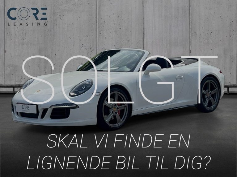 Hvidmetal Porsche 911 Carrera 4S Cabriolet PDK fra 2013 parkeret foran en betonmur. CORE Leasing A/S er eksperter i Porsche leasing.