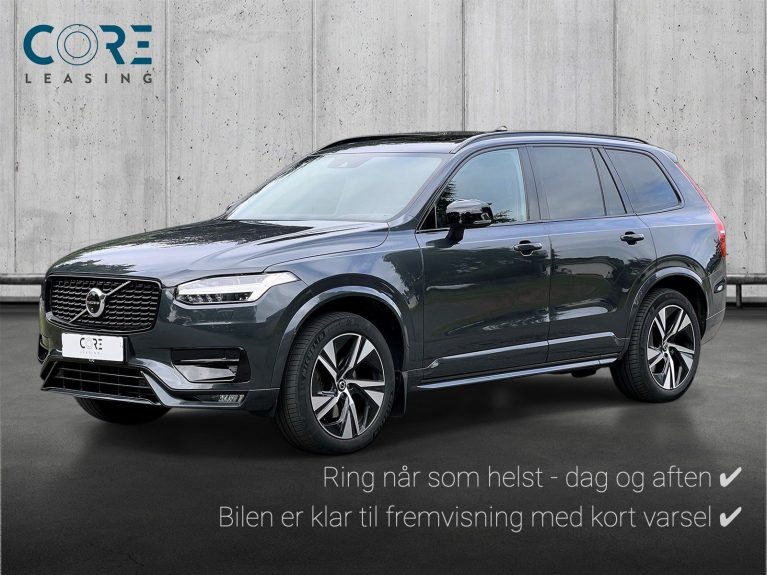 Blåmetal Volvo XC90 B5 235 R-Design aut. AWD 7prs fra 2021 parkeret foran en betonmur. CORE Leasing A/S er eksperter i Volvo leasing.