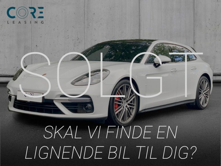 Hvidmetal Porsche Panamera Turbo Sport Turismo PDK fra 2017 parkeret foran en betonmur. CORE Leasing A/S er eksperter i Porsche leasing.