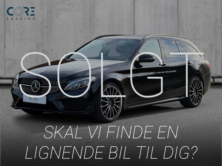 Sortmetal Mercedes C43 AMG stc. aut. 4Matic fra 2017 parkeret foran en betonmur. CORE Leasing A/S er eksperter i Mercedes leasing.