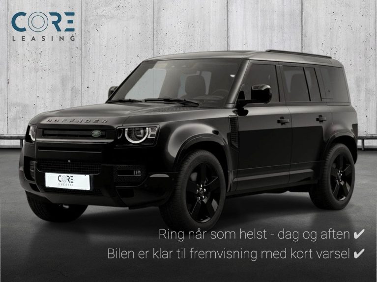 Sortmetal Land Rover Defender 110 P525 aut. fra 2022 parkeret foran en betonmur. CORE Leasing A/S er eksperter i Land Rover leasing.