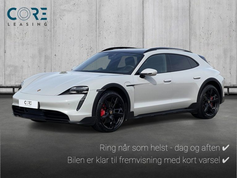 Gråmetal Porsche Taycan 4S Cross Turismo fra 2021 parkeret foran en betonmur. CORE Leasing A/S er eksperter i Porsche leasing.