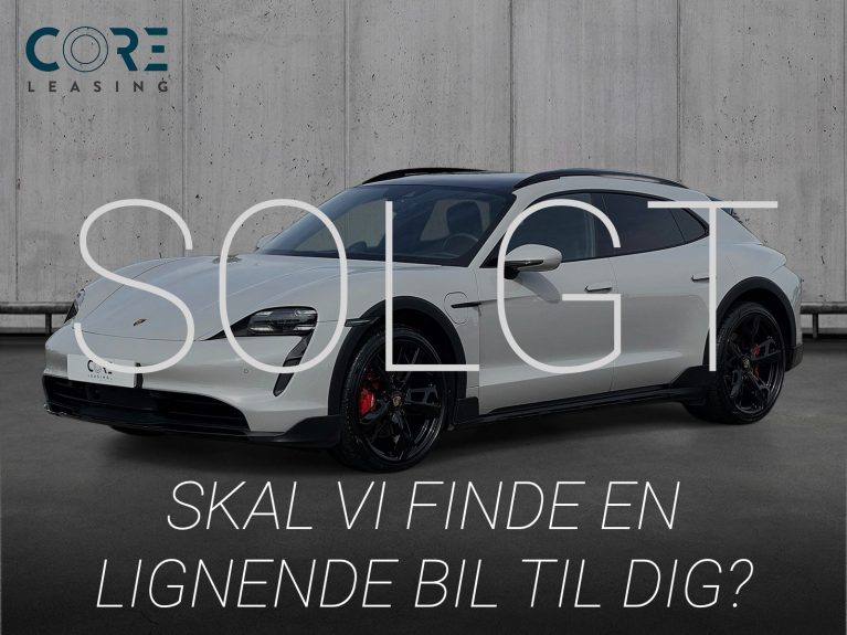 Gråmetal Porsche Taycan 4S Performance+ Cross Turismo fra 2021 parkeret foran en betonmur. CORE Leasing A/S er eksperter i Porsche leasing.