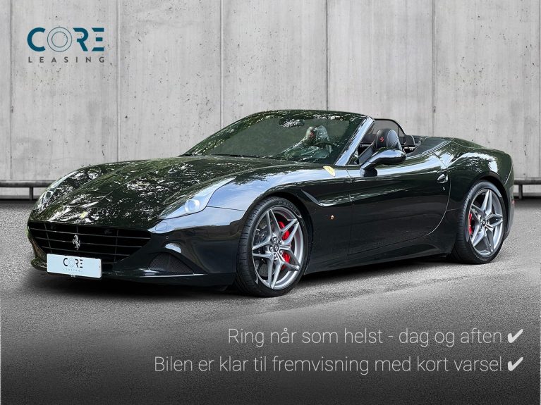 Sortmetal Ferrari California T F1 fra 2015 parkeret foran en betonmur. CORE Leasing A/S er eksperter i Ferrari leasing.
