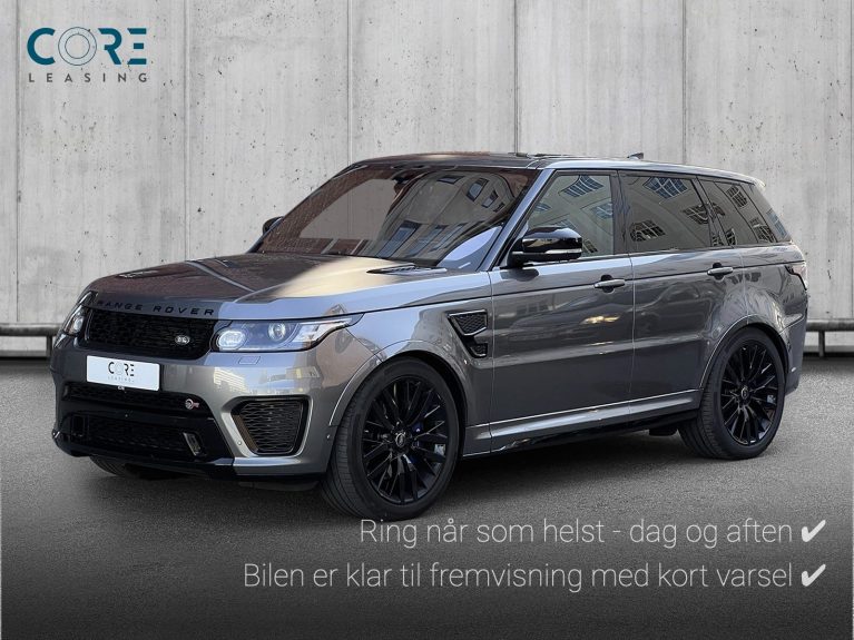 Gråmetal Land Rover Range Rover Sport SCV8 SVR aut. fra 2017 parkeret foran en betonmur. CORE Leasing A/S er eksperter i Land Rover leasing.