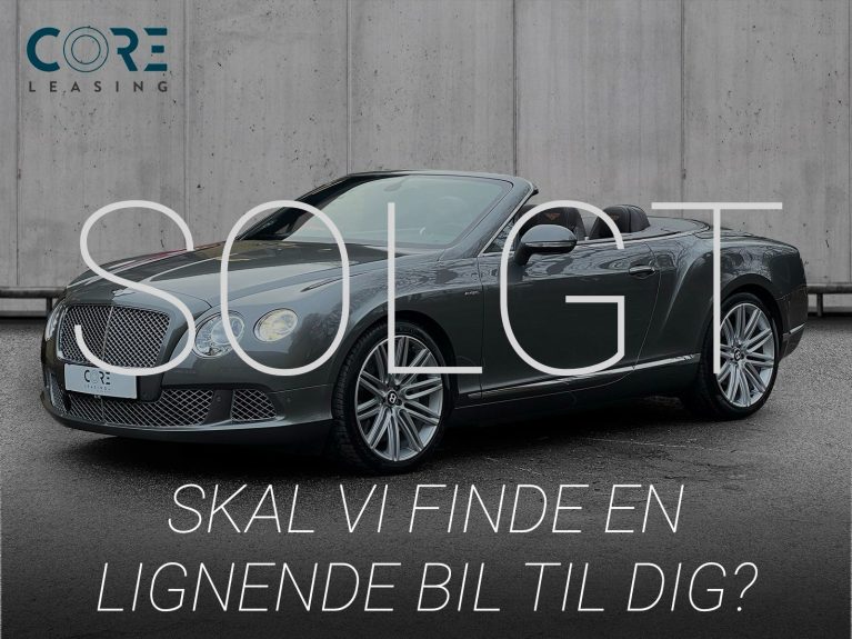 Gråmetal Bentley Continental GTC W12 Speed aut. fra 2013 parkeret foran en betonmur. CORE Leasing A/S er eksperter i Bentley leasing.