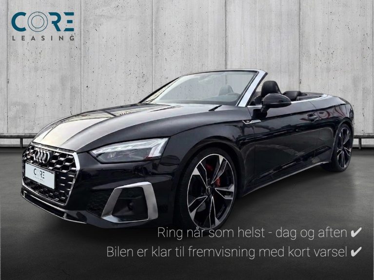 Sortmetal Audi S5 TFSi Cabriolet quattro Tiptr. fra 2022 parkeret foran en betonmur. CORE Leasing A/S er eksperter i Audi leasing.