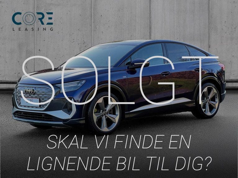 Blåmetal Audi Q4 e-tron S-line Sportback fra 2021 parkeret foran en betonmur. CORE Leasing A/S er eksperter i Audi leasing.