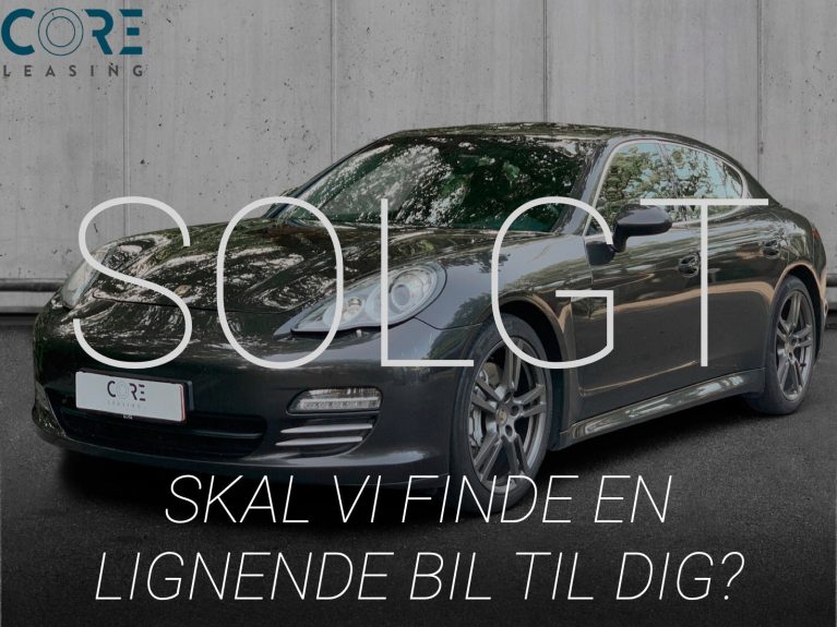 Gråmetal Porsche Panamera 4S PDK fra 2013 parkeret foran en betonmur. CORE Leasing A/S er eksperter i Porsche leasing.