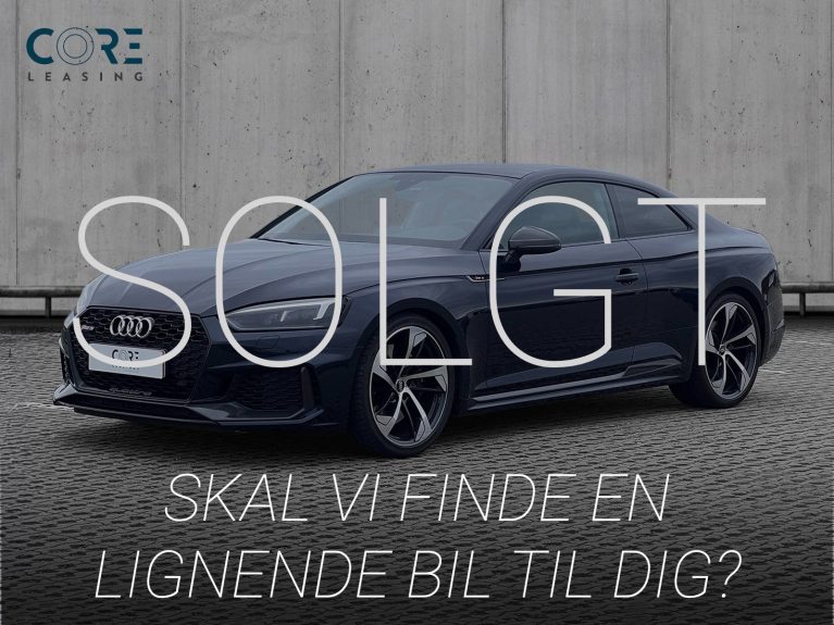 Mørkblåmetal Audi RS5 TFSi Coupé quattro Tiptr. fra 2017 parkeret foran en betonmur. CORE Leasing A/S er eksperter i Audi leasing.