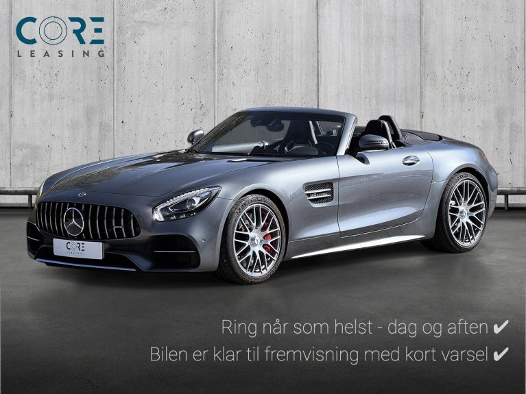 Gråmetal Mercedes AMG GT C Roadster aut. fra 2019 parkeret foran en betonmur. CORE Leasing A/S er eksperter i Mercedes leasing.