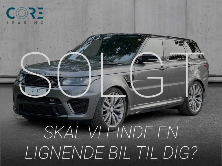 Gråmetal Land Rover Range Rover Sport SCV8 SVR aut. fra 2016 parkeret foran en betonmur. CORE Leasing A/S er eksperter i Land Rover leasing.