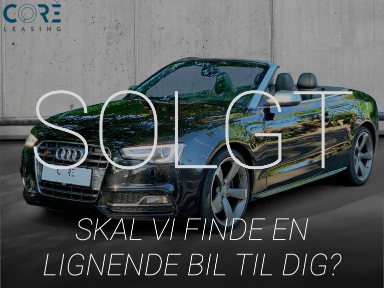 Sortmetal Audi S5 TFSi Cabriolet quattro S-tr. fra 2014 parkeret foran en betonmur. CORE Leasing A/S er eksperter i Audi leasing.