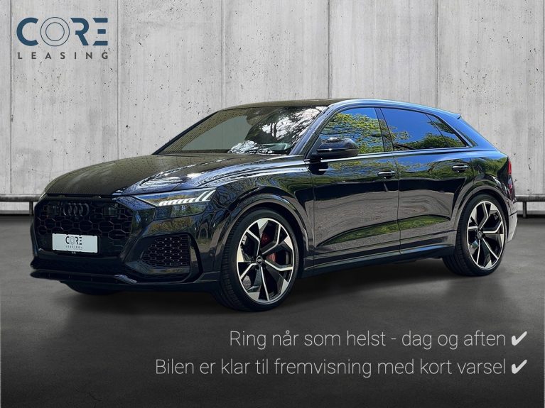 Sortmetal Audi RS Q8 TFSi quattro Tiptr. fra 2020 parkeret foran en betonmur. CORE Leasing A/S er eksperter i Audi leasing.