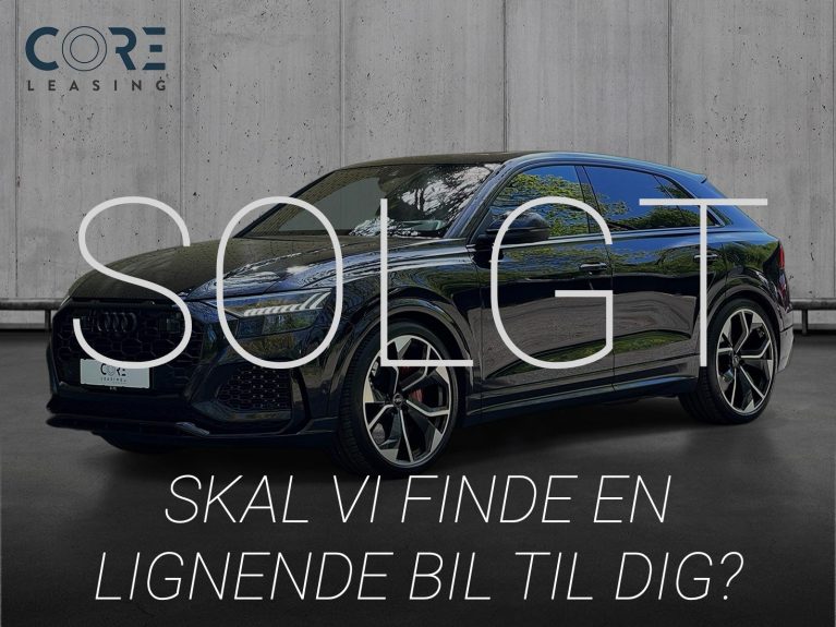 Sortmetal Audi RS Q8 TFSi quattro Tiptr. fra 2020 parkeret foran en betonmur. CORE Leasing A/S er eksperter i Audi leasing.