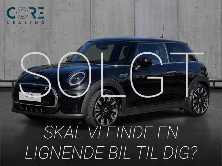 Sortmetal MINI Cooper SE Maximise fra 2022 parkeret foran en betonmur. CORE Leasing A/S er eksperter i MINI leasing.