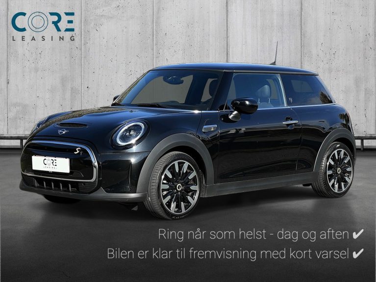 Sortmetal MINI Cooper SE Maximise fra 2022 parkeret foran en betonmur. CORE Leasing A/S er eksperter i MINI leasing.