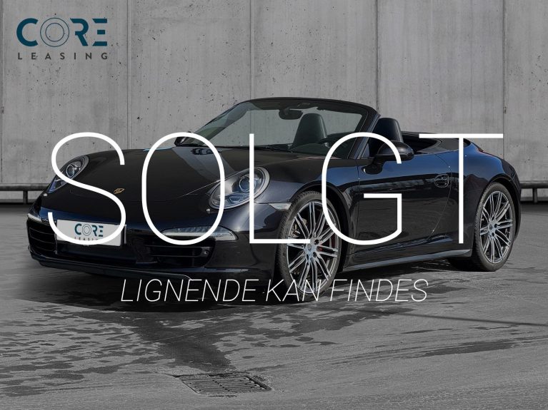 Sortmetal Porsche 911 Carrera 4S Cabriolet PDK fra 2013 parkeret foran en betonmur. CORE Leasing A/S er eksperter i Porsche leasing.