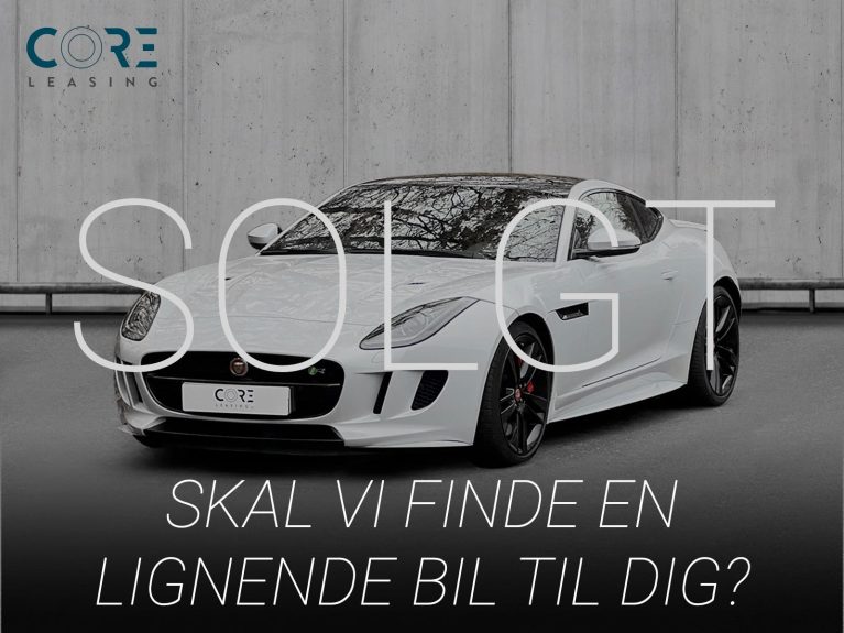 Hvidmetal Jaguar F-Type S/C R Coupé aut. AWD fra 2016 parkeret foran en betonmur. CORE Leasing A/S er eksperter i Jaguar leasing.