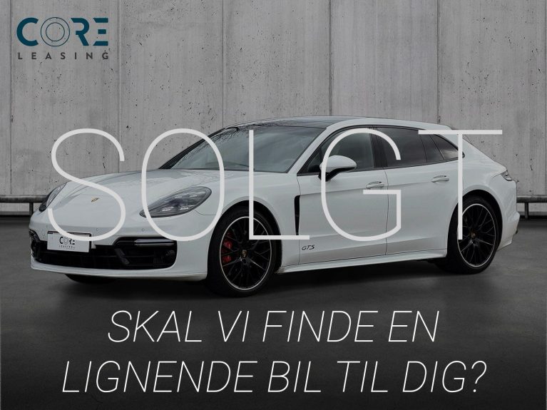 Hvid Porsche Panamera GTS Sport Turismo PDK fra 2020 parkeret foran en betonmur. CORE Leasing A/S er eksperter i Porsche leasing.