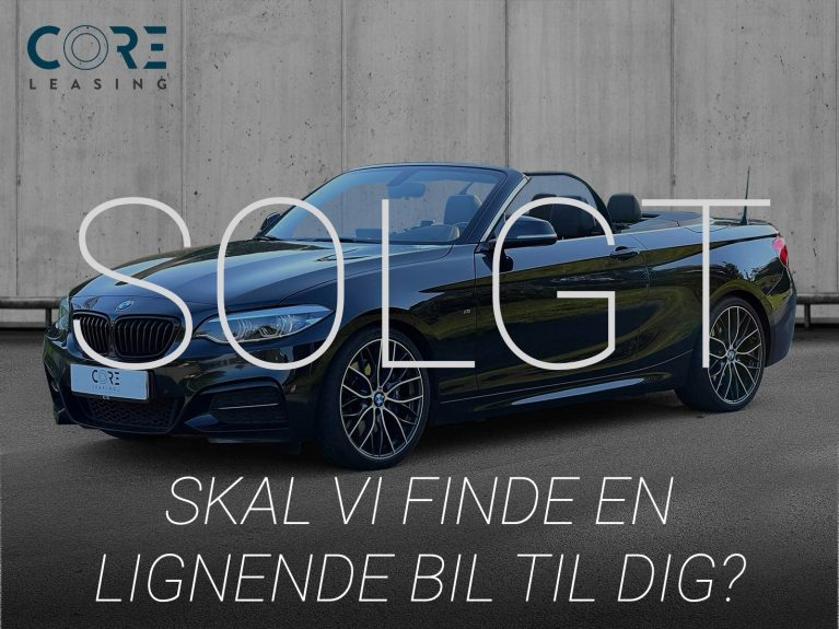 Sortmetal BMW M240i Cabriolet aut. fra 2017 parkeret foran en betonmur. CORE Leasing A/S er eksperter i BMW leasing.