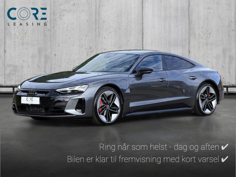 Gråmetal Audi RS e-tron GT quattro fra 2021 parkeret foran en betonmur. CORE Leasing A/S er eksperter i Audi leasing.