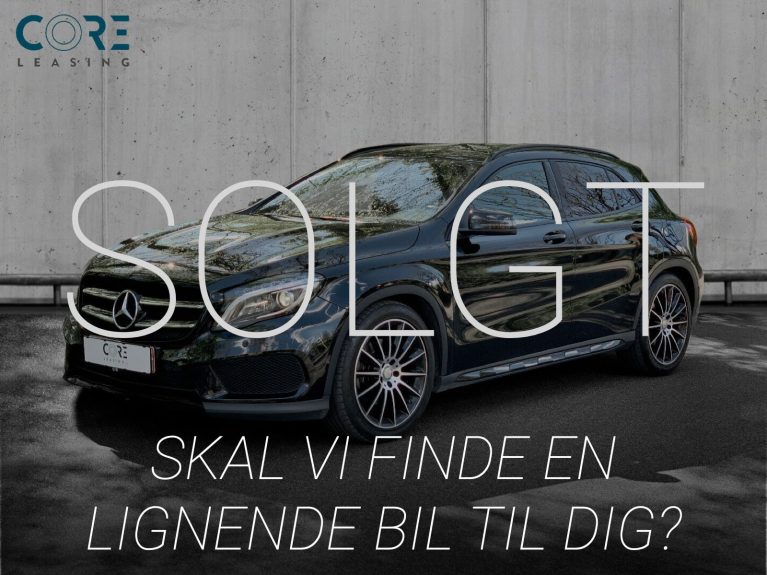 Sortmetal Mercedes GLA250 AMG Line aut. fra 2015 parkeret foran en betonmur. CORE Leasing A/S er eksperter i Mercedes leasing.