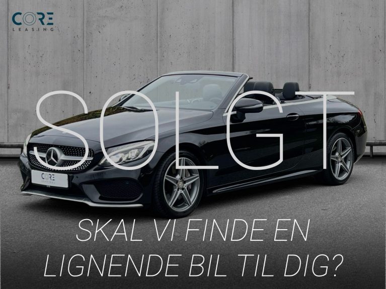Sortmetal Mercedes C300 AMG Line Cabriolet aut. fra 2016 parkeret foran en betonmur. CORE Leasing A/S er eksperter i Mercedes leasing.